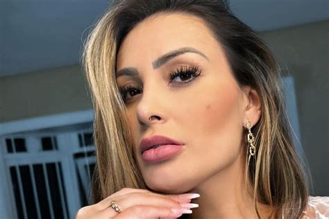 ANDRESSA URACH .
